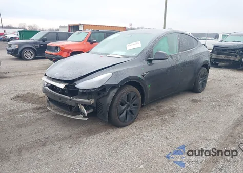 2025 Tesla Model Y Long Range Dual Motor All-Wheel Drive z USA, uszkodzony, nr VIN 7SAYGDEE9SA336728
